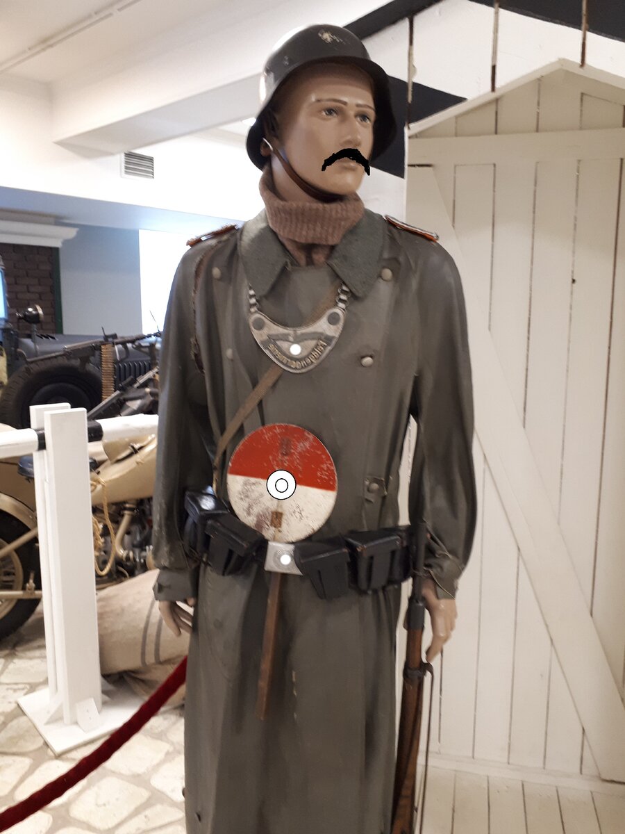 Зигфрид в юности, собственной персоной. С поясом верности, деревяшкой и покеболом.