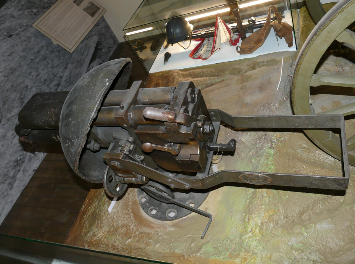 Canon  de 75 court  Mle . 1916 Schneider, первая специальная французская танковая система оказалась востребована как орудие для танка поддержки.