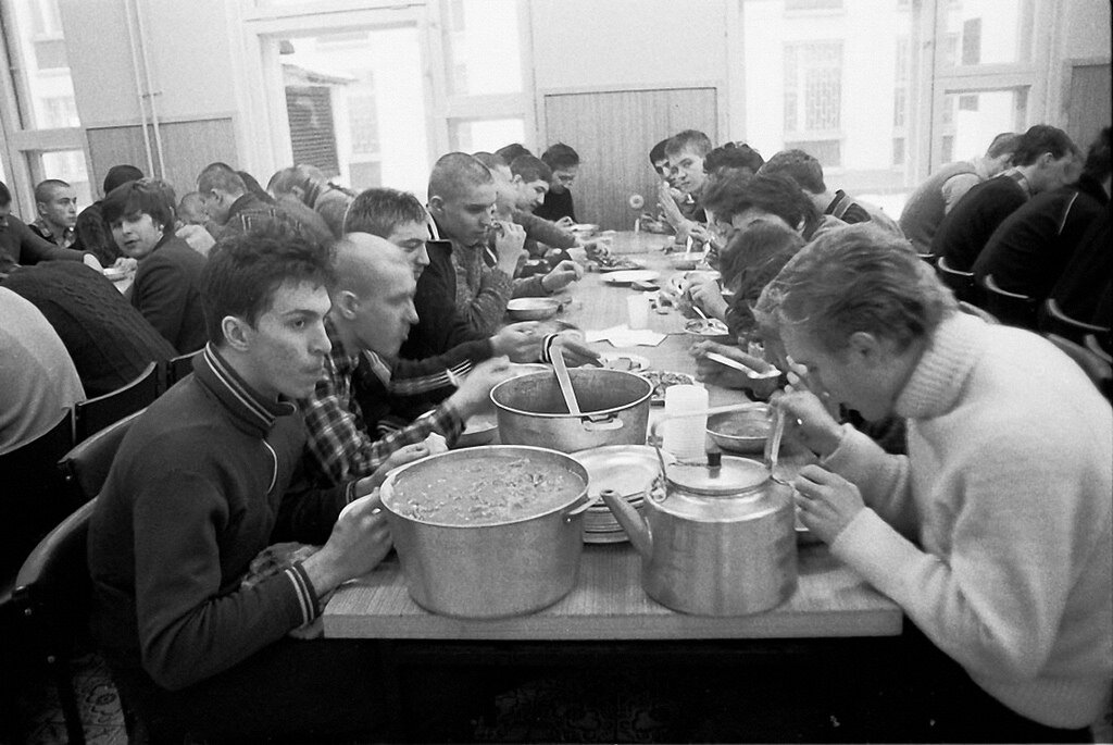 Советский военкомат. Советские призывники. Проводы в армию СССР. Проводы в советскую армию. Советские срочники.