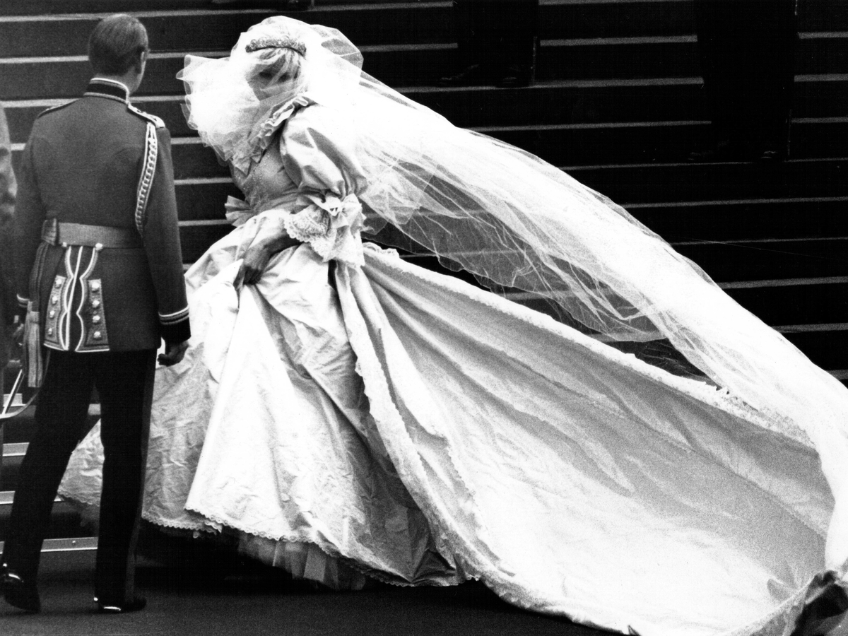 Принцесса Диана словно призрак выходит из кареты. 