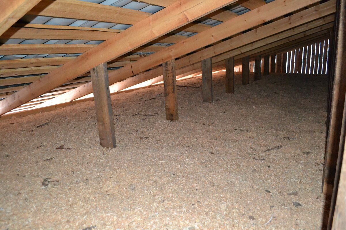 Утеплено опилками на крыше дома