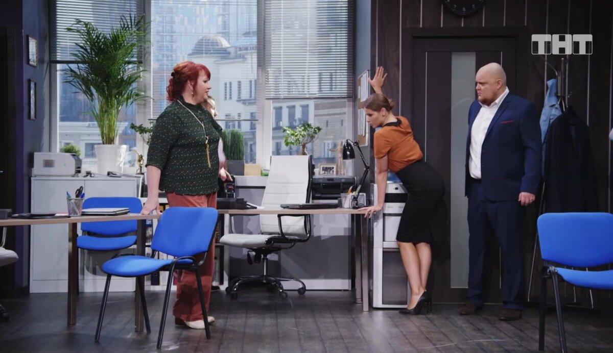 В "Однажды в России" была такая офисная миниатюра: после общения с одной коллегой каждому по очереди становилось плохо. Таких особей называют энергетическими вампирами. 