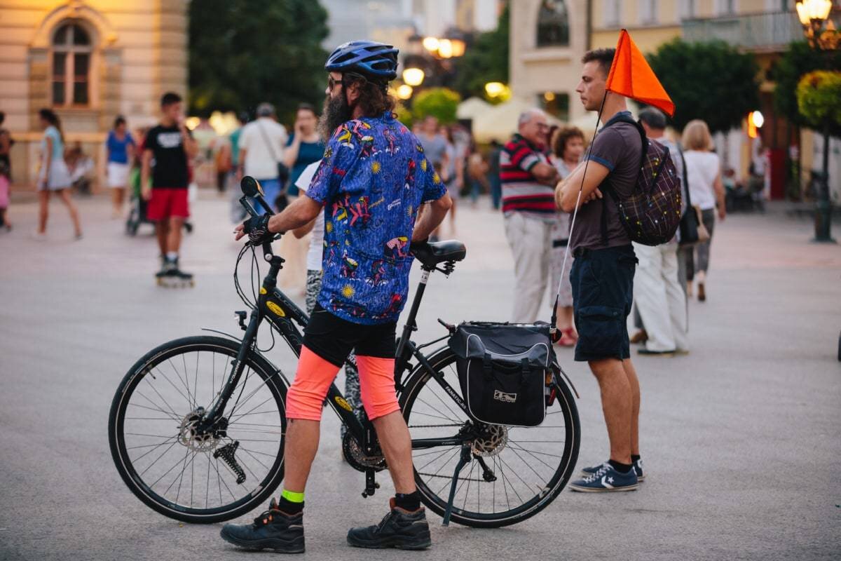 Во многих странах, чтобы объяснить чего вы хотите, достаточно базовое знание английского языка