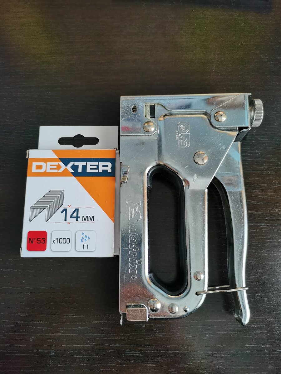 Благо, что степлер у меня имелся. Да и вообще, для тех кто не любит заморачиваться и не имеет инструментов, такая работа у мастеров будет стоить тысячи 3-4 рублей. С учетом стоимости поролона, выгода от такой работы без инструментов сходит на нет. Мастеру хоть претензии сможете предъявить) Фото сделано автором блога