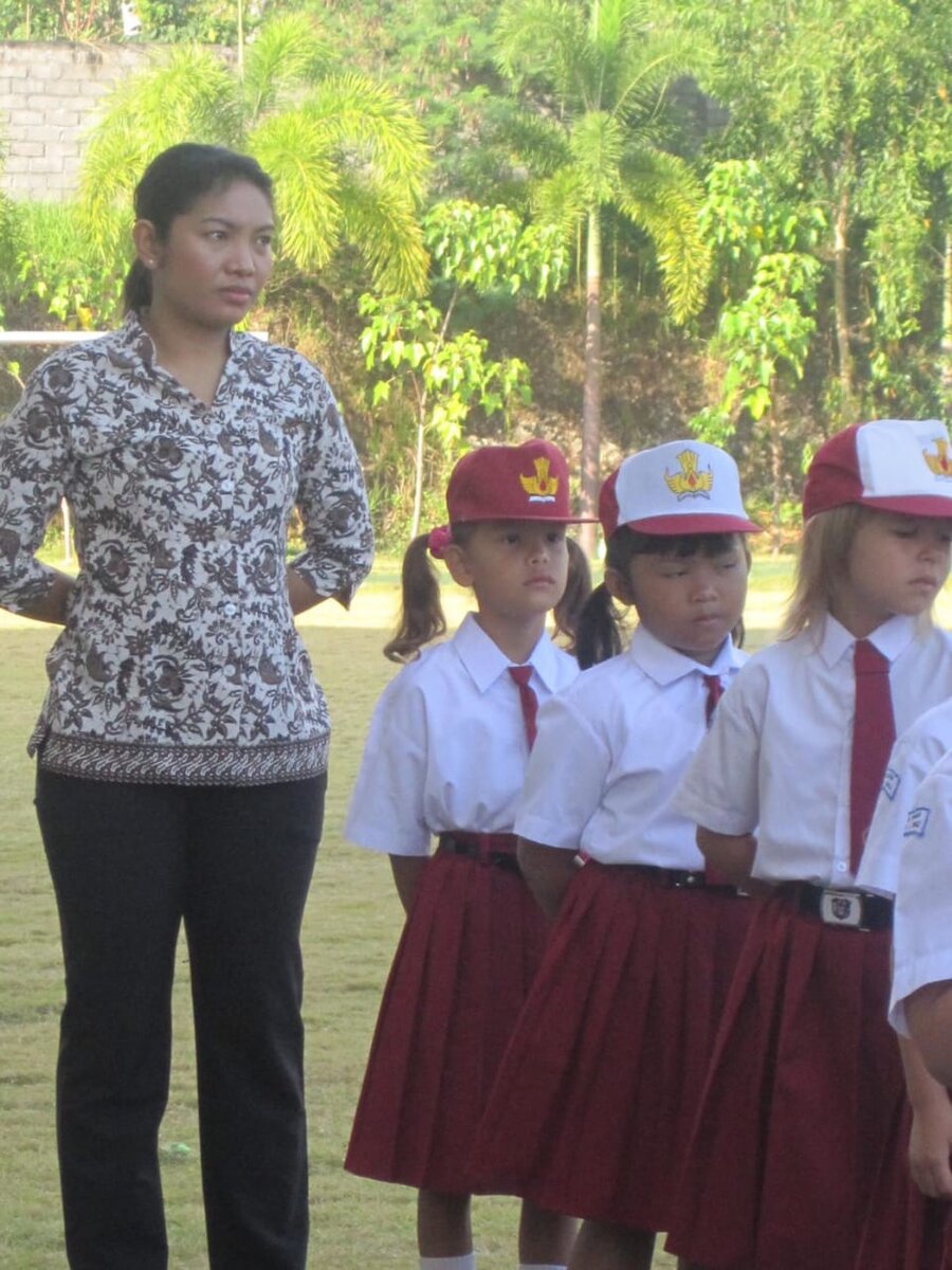 понедельник, второй класс, с классной руководительницей мисс Сурией на школьной .утренней линейке.   Поля крайняя справа с недовольным лицом :))