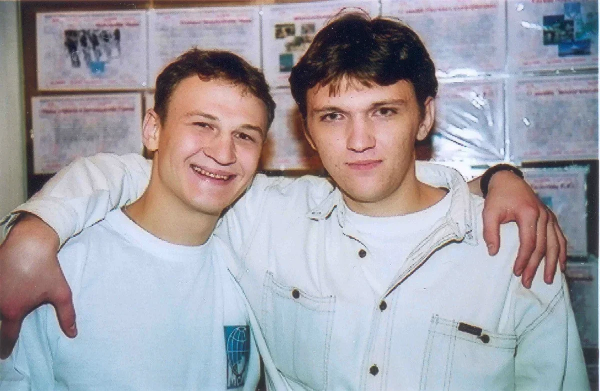 11 октября 2001 года, Коммунар, Лен обл, соавторы и лидеры международной молодёжной миротворческой программы "Книга Мира" братья Бугаевы, Сергей и Антон.