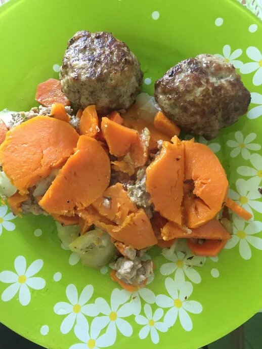 Я всячески сочетала мясо в разном виде (цельные куски, котлетки) и овощи (свежие, маринованные, пареные, на гриле и пр.)