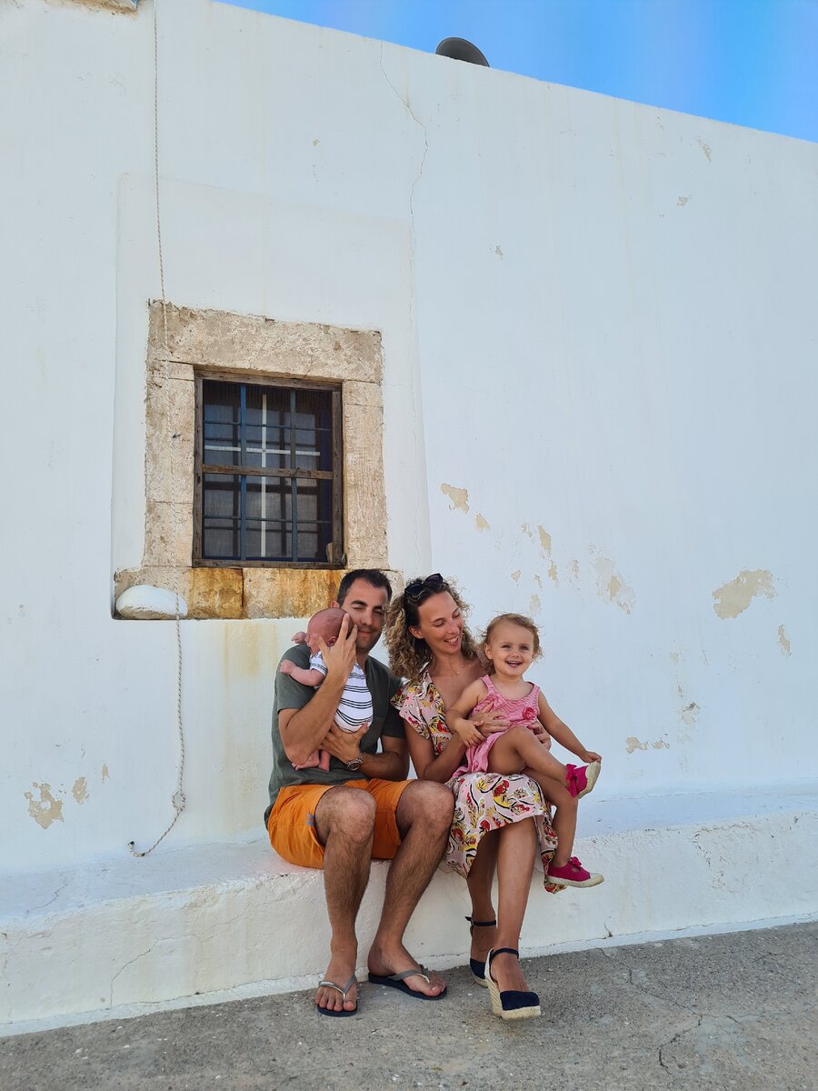 Рядом с часовней, где мы венчались, на Крите, с нашими детьми