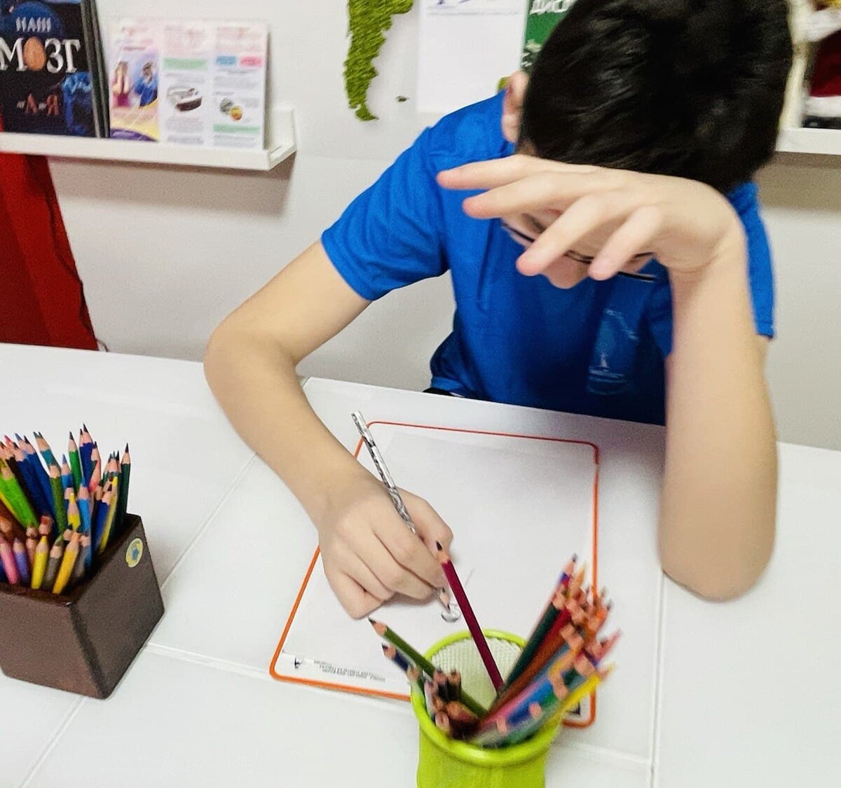 Пример неправильной посадки за столом.