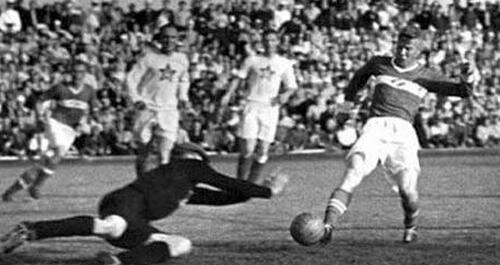 Николай Дементьев в темной футболке. История футбола.