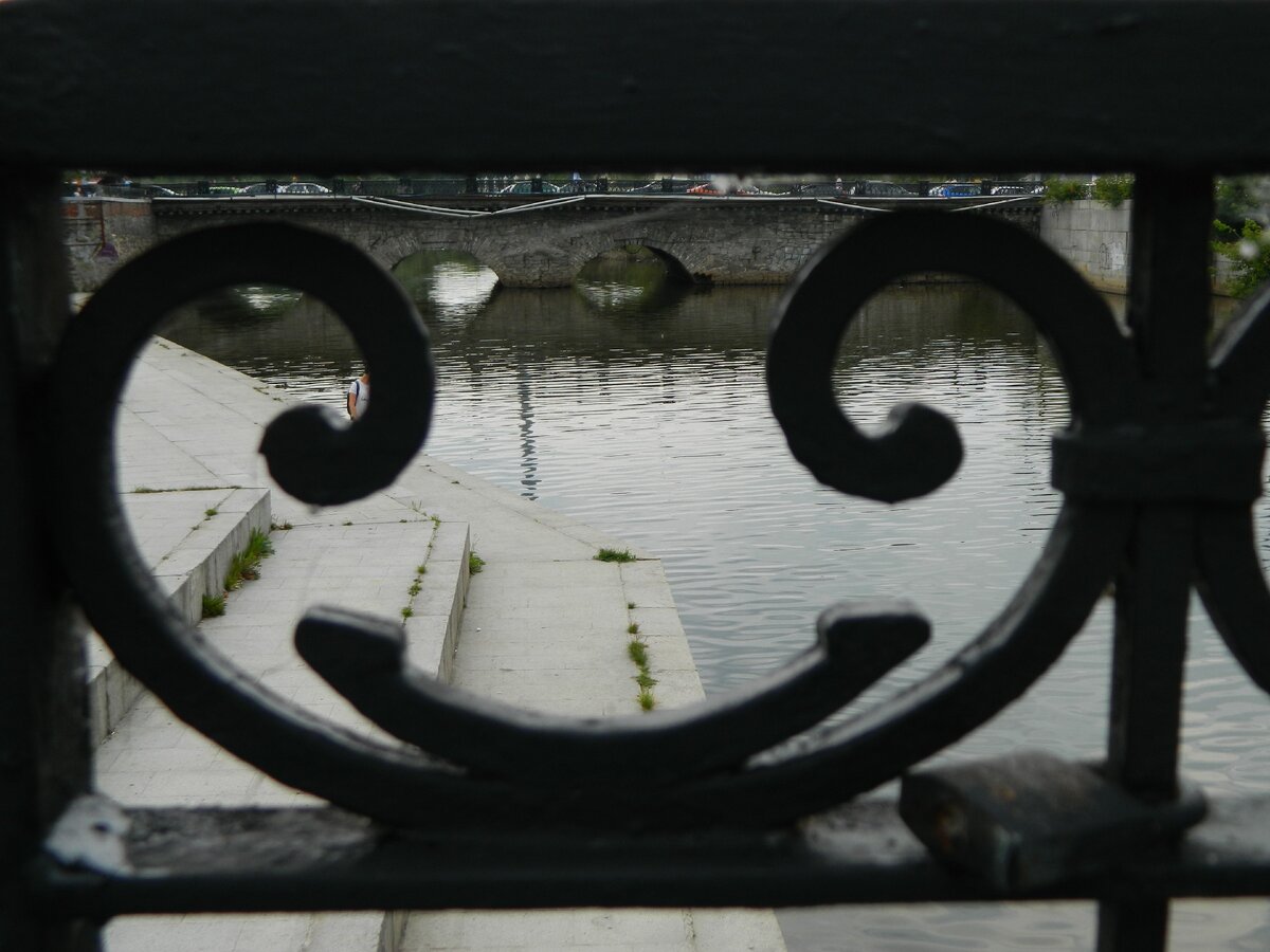 Смайлик чугунного мостика. Фото автора