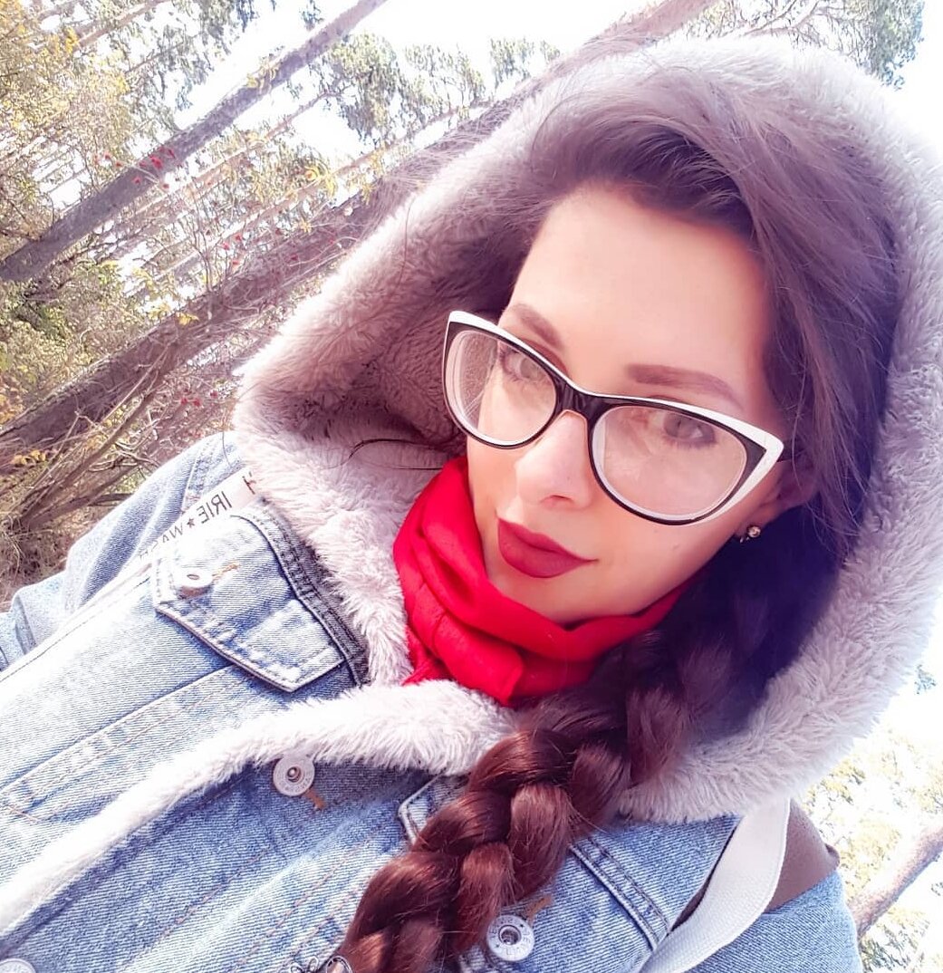 Зачем тебе учить других и растить конкурентов? У нас ведь такой маленький городок... ⠀
А кто сказал, что нужно ограничиваться Кокшетау?! Вы вообще видели насколько мало объявлений "копирайтер" или "smm-менеджер"? Именно поэтому часто заказы поступают из Астаны, Алматы и других городов.
И, да, платить они готовы гораздо больше, чем местные (скажу по секрету - почти в 2 раза).
⠀
Хороший специалист на вес золота, потому что таких - единицы. С каждого утюга кричат об обучении, продают курсы и марафоны, где кроме бла-бла-бла ничего дельного нет. Отсюда - масса безграмотных текстов и режущих глаз инстаграмов. Когда понимаешь, что их ведут "сммщики" (в больших кавычках), офигеваешь от того, что кто-то им за ЭТО платит!
⠀
Часто обидно за тех, кто ведет свою страницу, старается продавать через нее, а знаний не хватает. Сториз выглядят не эстетично,  посты корявые... И тут думаешь: "Научить бы ее/его!", чтобы все красивенько, грамотно и пользу приносило.
⠀
Именно поэтому я и решилась на запуск своего курса без воды и заумных словечек. Я работаю по наитию и не скрываю этого. Познаю новое на своей же ежедневной практике. Могу поделиться накопленным опытом так, чтобы человек не только понял суть, но и начал творить с первого же дня. Теория ничто без практики, особенно в нашем деле.
⠀
Про конкурентов. Если ты о них думаешь, значит сомневаешься в себе. Задача - оттачивать навыки, пока не поймешь, что действительно крутая (крутой). Это не пафос и не лесть. Любое малейшее сомнение тормозит развитие и путает Вселенную.
⠀
Знаете, как приятно смотреть на результат своего труда и думать, какой же ты молодец?.. Хочу, чтобы другие тоже это прочувствовали, поэтому разработала свой курс и собираюсь делиться знаниями с теми, кто тоже стремится к развитию в онлайн. Подтянем самоорганизацию, поднимем самооценку, максимально полезно проведем месяц в Инстаграме. И чтобы никаких больше сомнений!
⠀