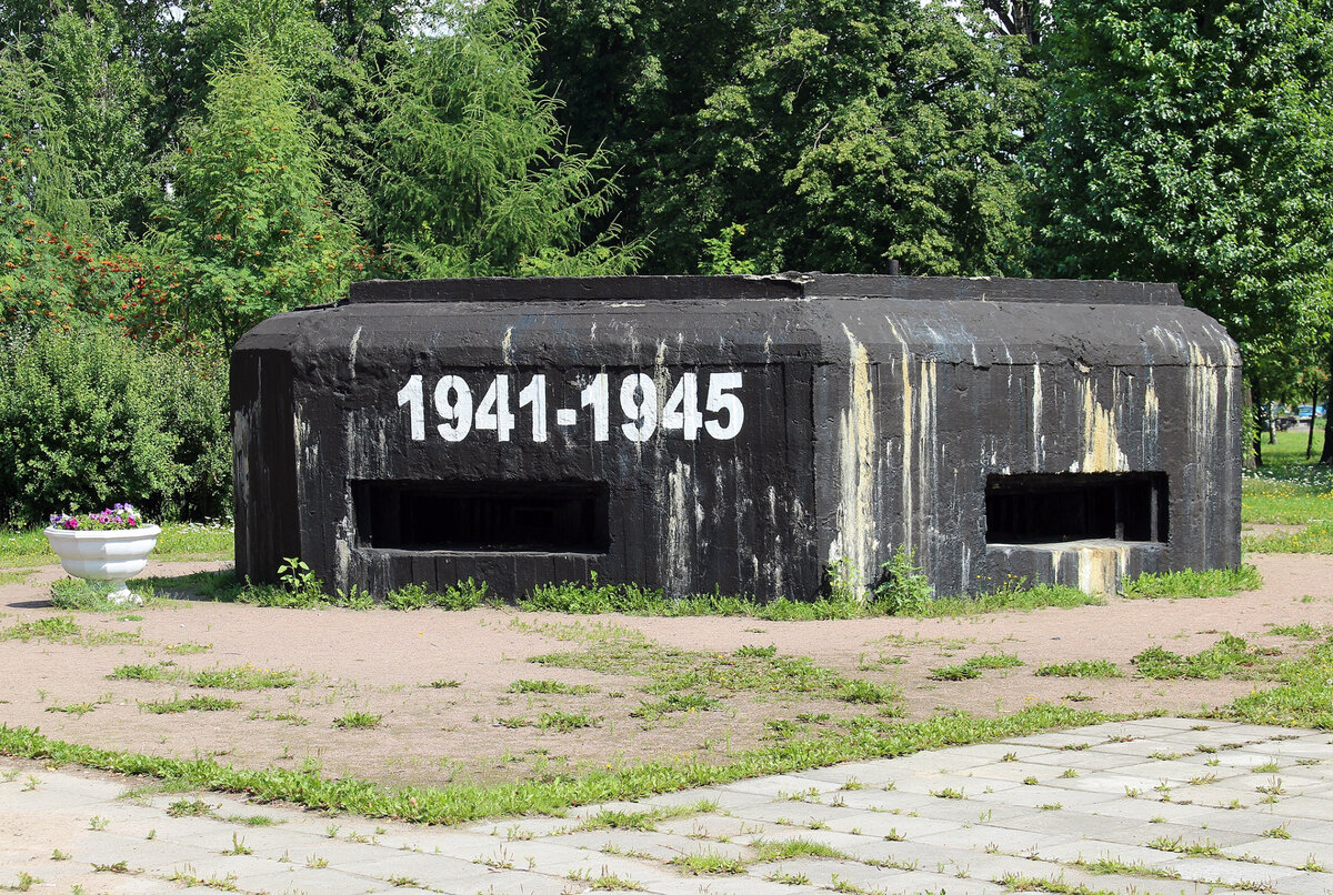 Для примера: двухамбразурный ДОТ (Долговременная огневая точка № 930) оборонительного рубежа "Ижора"