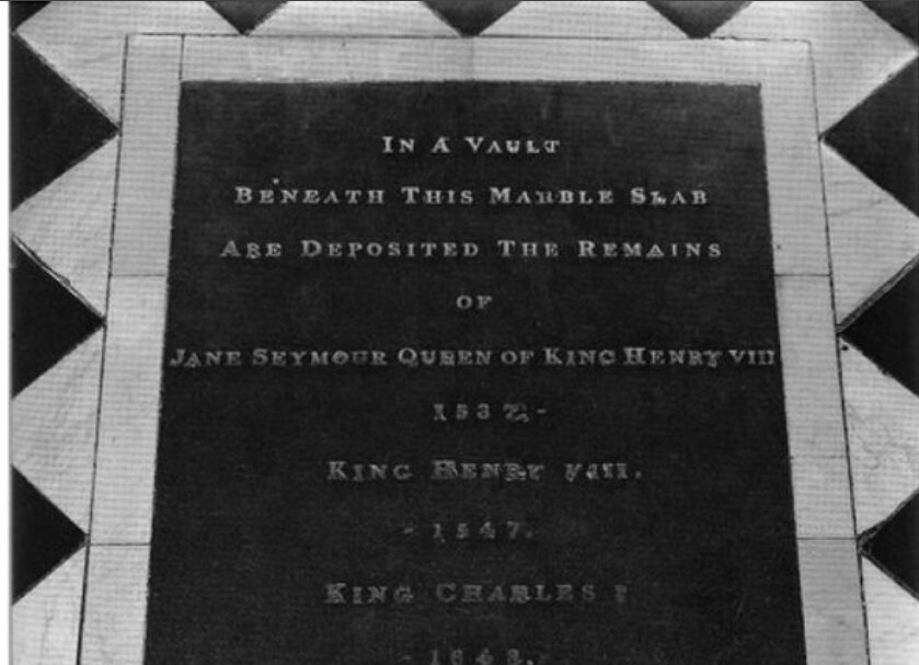 Плита на месте захоронения монархов. Изображение из открытых источников. 