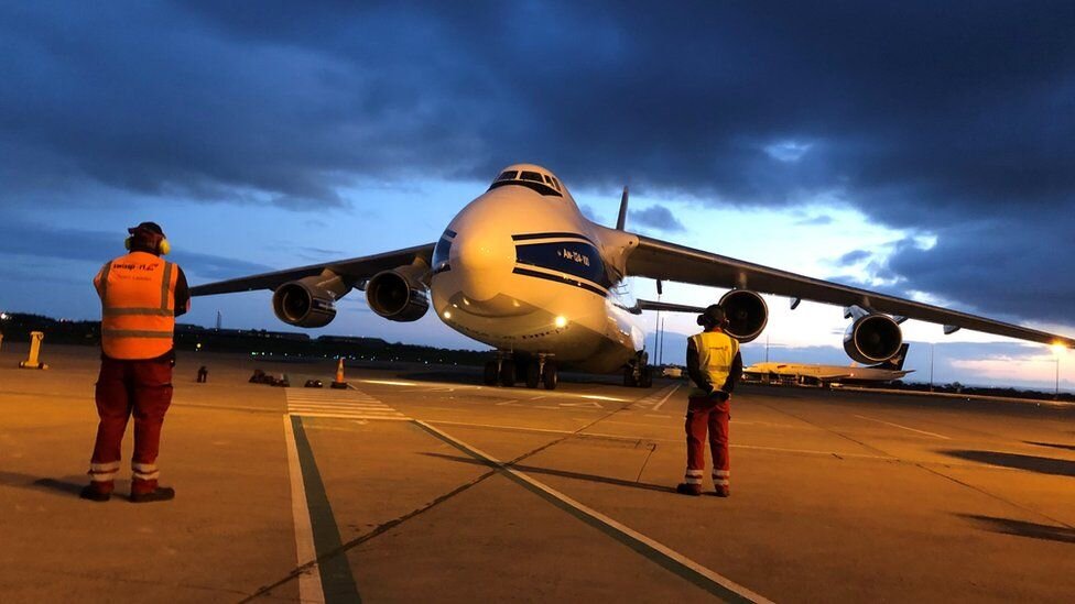 Ан-124 "Антонов" приземлился в международном аэропорту Белфаста 