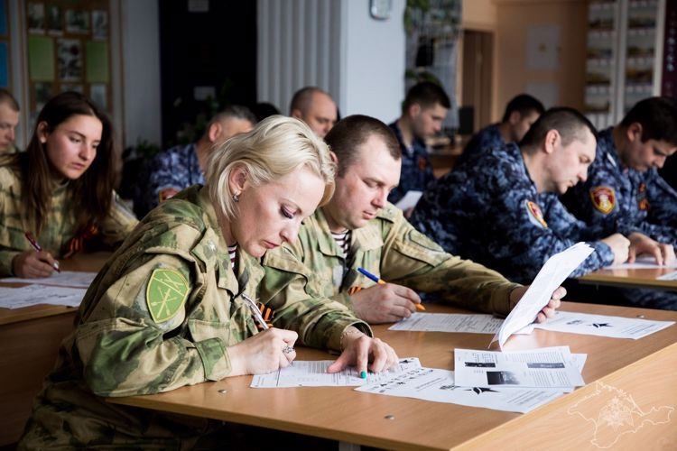 
Военнослужащие воинских частей Росгвардии и сотрудники Главного управления ведомости по Республике Крым и городу Севастополю присоединились к патриотическому проекту в честь 76-й годовщины Победы.

Так в Симферополе военнослужащие специального моторизованного полка вместе с сотрудниками вневедомственной охраны на вопросы тематического диктанта отвечали в стенах библиотеки воинской части.

В Евпатории военнослужащие Росгвардии проверили свои знания о вехах Великой Отечественной войны, полководцах и подвигах фронтовиков в стенах центральной городской библиотеки им. А.С. Пушкина.

В Севастополе бойцы специальных подразделений Росгвардии, сотрудники вневедомственной охраны и военнослужащие написали диктант в музее «Херсонес Таврический». В его залах, где представлены раритеты различных эпох, чей след сохранился на крымской земле, ставшей в 1941-1944 годах местом ожесточенных боев с немецко-фашистскими захватчиками, сама атмосфера погружения в прошлое получила особое значения для каждого участника мероприятия.

«Сотрудники и военнослужащие Росгвардии уже не в первый раз принимают участие в данной акции. Для нас это отличный повод проверить свои знания из истории Отечества и отдать дань уважения подвигам его защитникам», - подчеркнул заместитель начальника Главного управления Росгвардии по Республике Крым и городу Севастополю – начальник отдела по работе с личным составом полковник Игорь Назаренко.