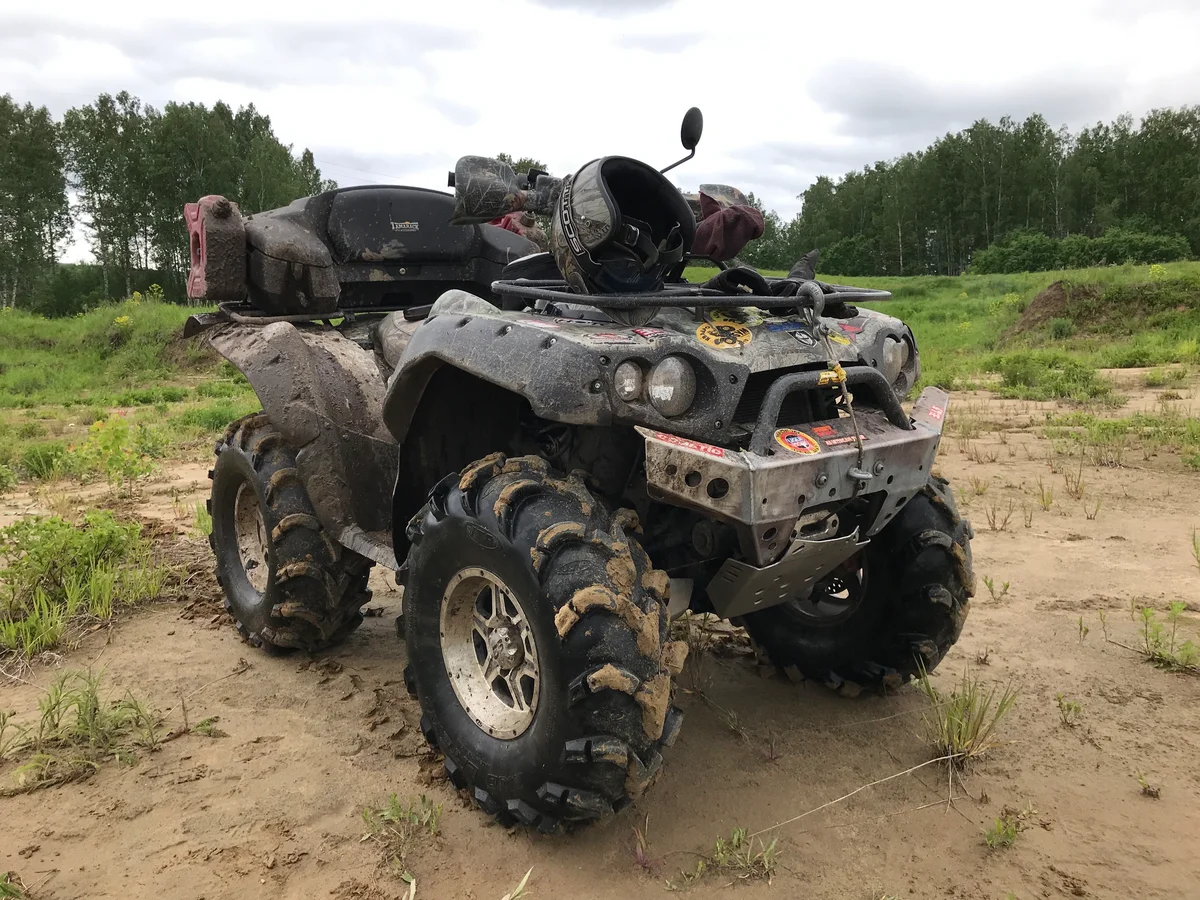 Этот Brute Force не выглядит мальчиком для битья даже на фоне BRP 1000 XMR. Бампер позволяет валить небольшие деревья! Источник фото - https://auto.ru/atv/used/sale/kawasaki/brute_force_750_4x4i/3480700-67f2a2e7/