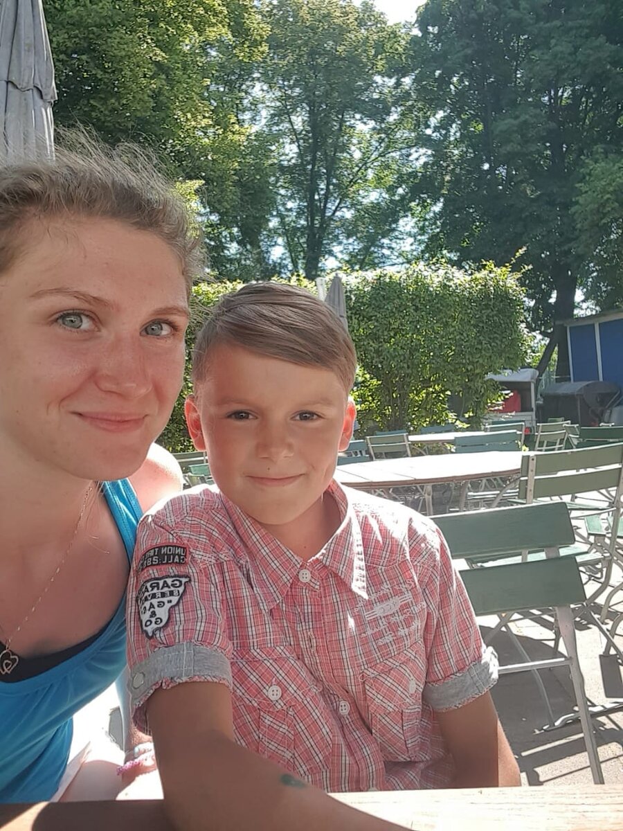 "Добрый журавлик" организовал летний лагерь. Валера из приёмной семьи и  вожатая-волонтер 