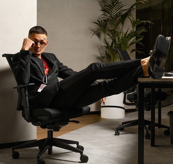 Директор Альфа-банка, теперь у него есть трудовая книжка и отчисления в ПФ