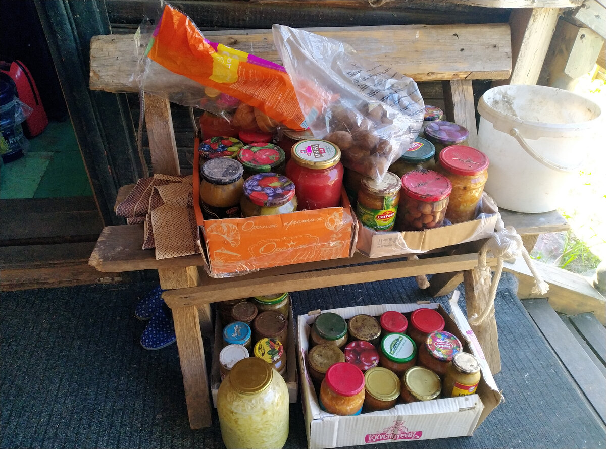 Кроме этих коробочек с другой стороны крыльца еще парочка, и еще две трешки с капустой.