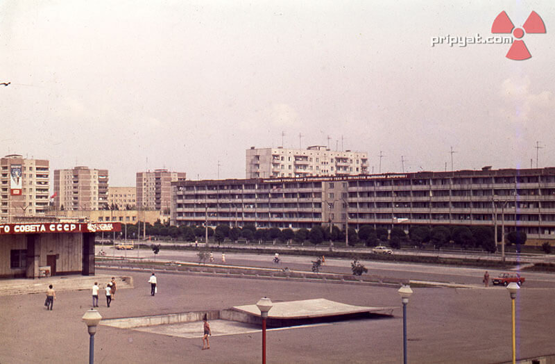 Город припять ссср. Центральная площадь Припяти до аварии. Припять 1986 площадь. Города Припять до аварии 1986 год. Припять площадь до аварии.