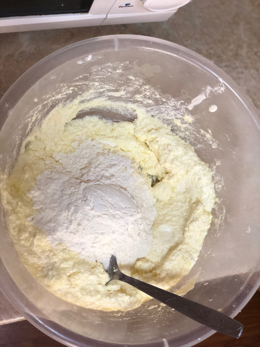 Добавляем муку и растительное масло. Все хорошенько перемешиваем  