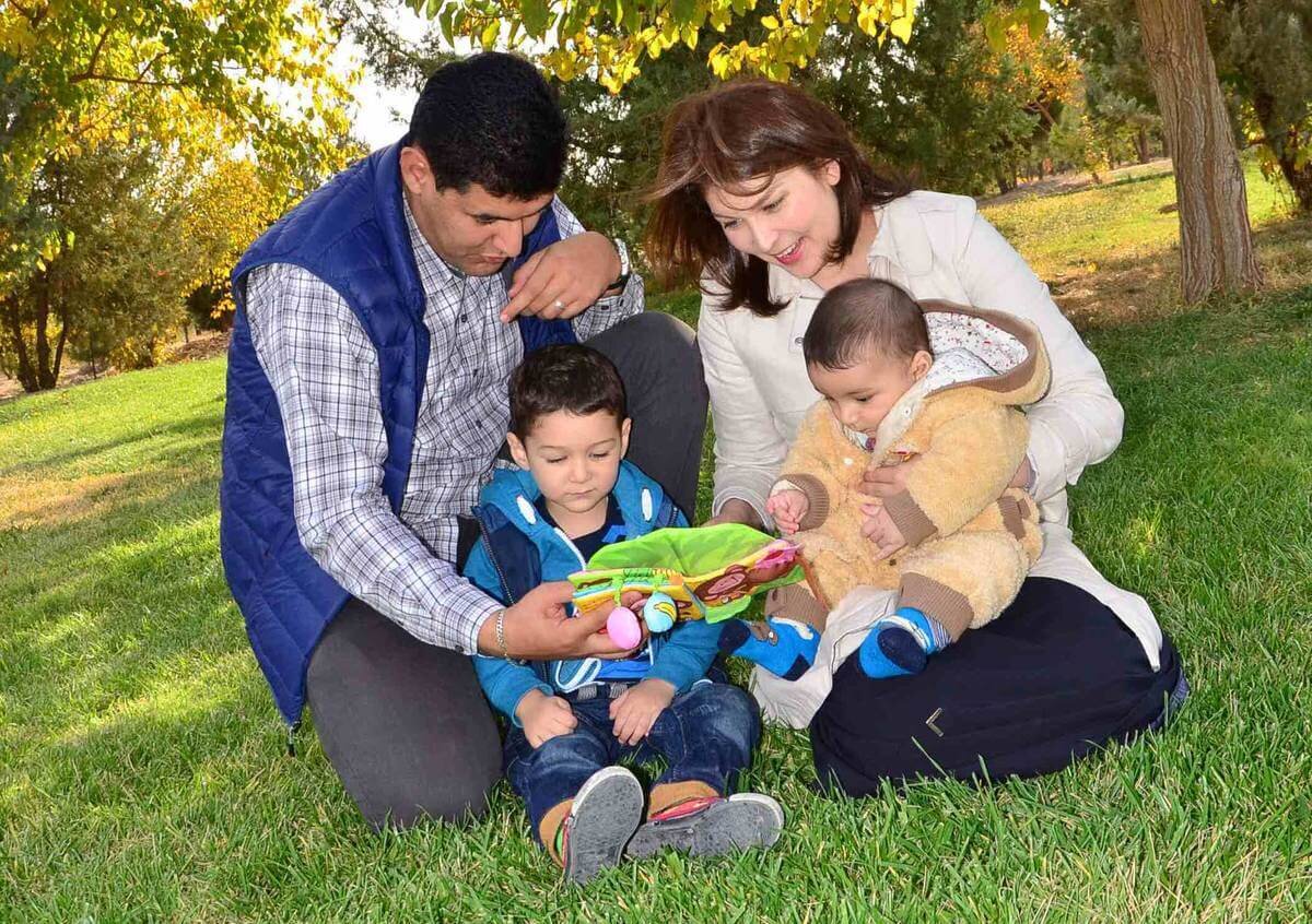 Семейный уклад жизни. Туркменская семья. Семья в Туркменистане. Современная Туркменская семья. Туркменская семья с ребенком.