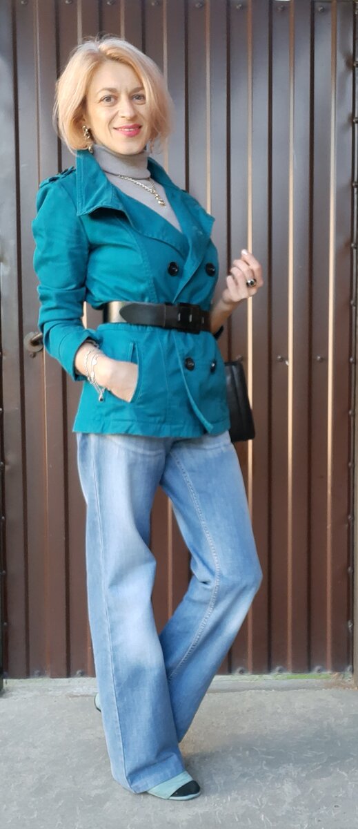 Бушлат и джинсы из секонд-хэнда.