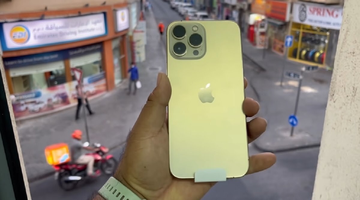 В  коробке с айфоном Apple положила инструмент для извлечения SIM-карты, наклейки компании и зарядный кабель Lightning без адаптера — эта практика не изменилась с прошлогодней линейки.Зато сама упаковочная коробка теперь имеет новый вид. Пленки на ней нет, вместо нее появился бумажный «язычок», который нужно оторвать перед открытием коробки. На видео эта система показана вблизи: https://youtu.be/6ynuwdc-qjw