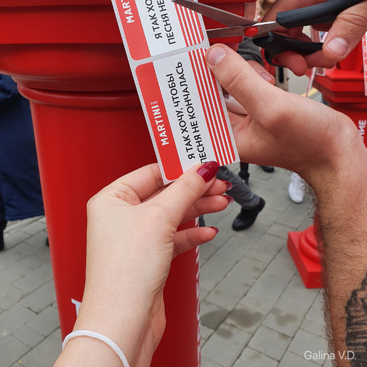 Можно было отрезать себе наклейку-бейдж на одежду с понравившейся надписью. А я налепила ее на чехол для пропуска на работу.