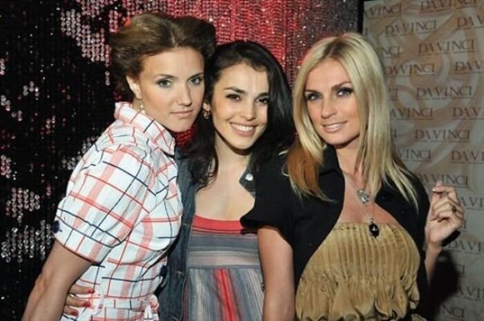 Ирина Тонева со вторым составом группы *Фабрика* | Фото: vokrug.tv