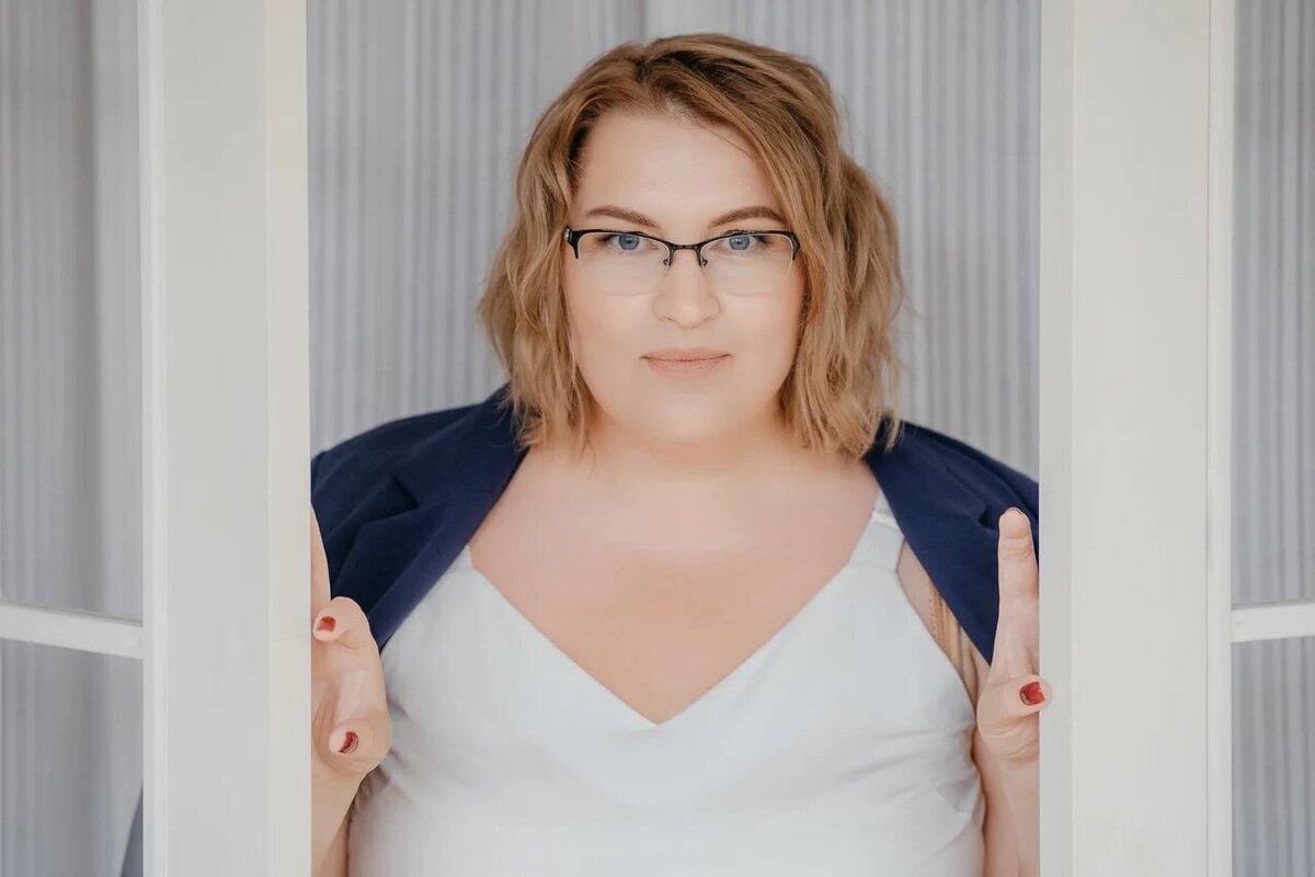 А это я, Надежда Чеснокова, стилист для неидеальных и автор этого канала. Курсивом в цитатах мои «прямые включения». Вообще, я чаще пишу про моду и стиль, в контексте их доступности всем женщинам на Земле, вне зависимости от роста, возраста, места жительства и бюджета «на тряпочки». Поэтому не переключайтесь! На канале сейчас уже 170 интересных статей и они добавляются каждый день. Люблю я делиться полезным!