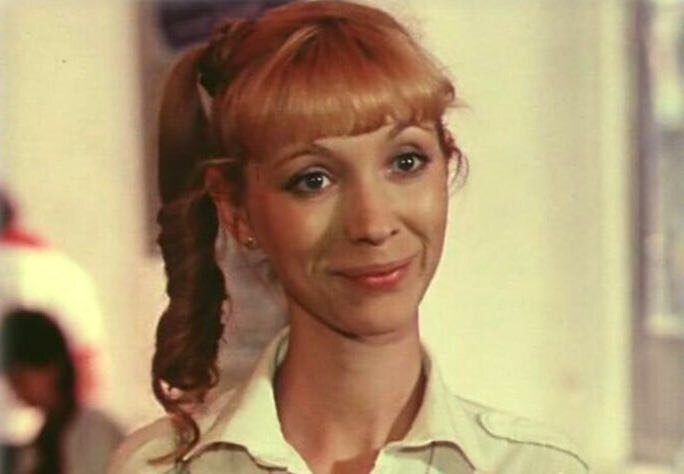 Она сразу поняла: с артистом, да ещё красавцем серьёзных отношений строить нельзя.