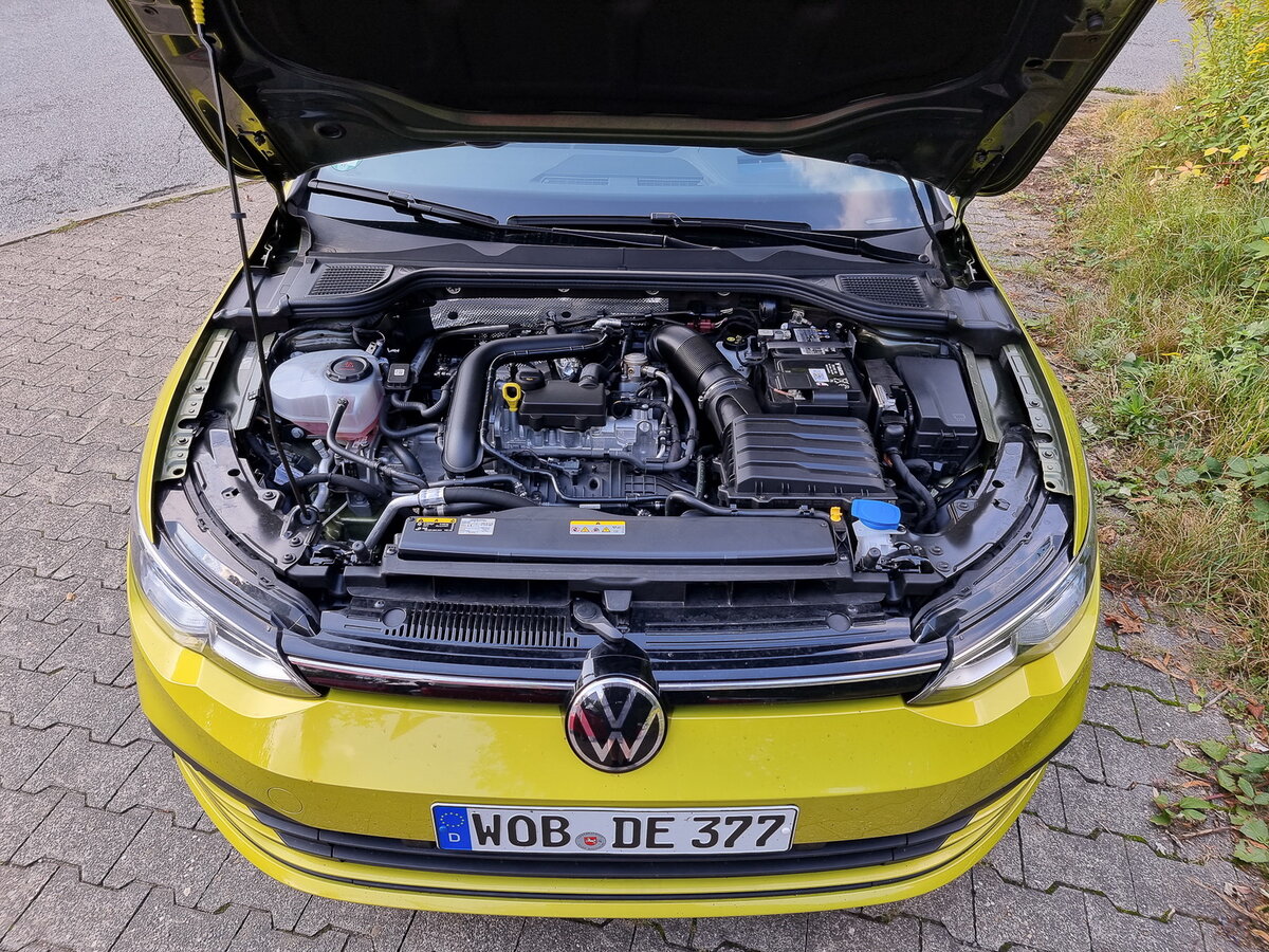 Под капотом Volkswagen Golf 8 eTSI 1.0 стоит самый маленький мотор линейки – трехцилиндровый турбированный бензиновый двигатель рабочим объемом 999 кубиков