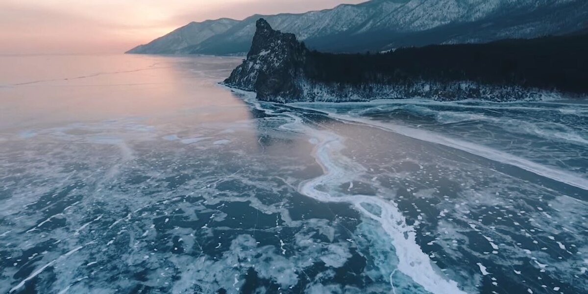 Вид сверху на зимний Байкал