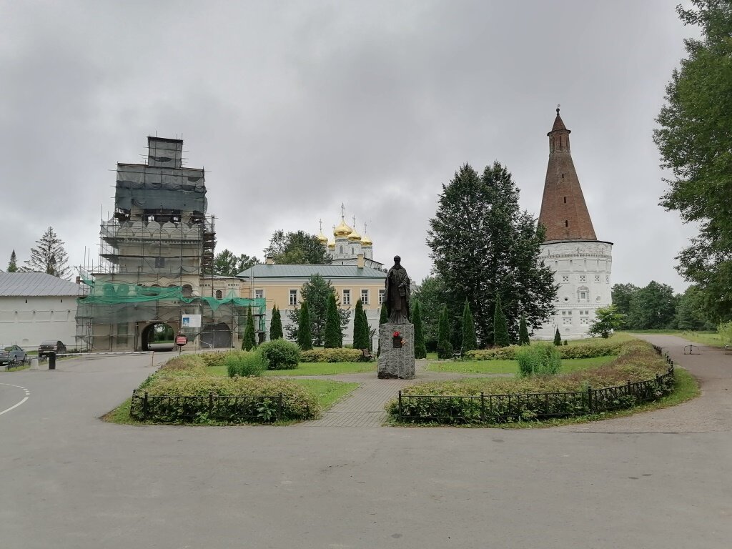 Иосифо-Волоцкий монастырь (основан в 1479 г.). Слева Святые ворота с надвратной церковью Петра и Павла (1679 г.), справа Воскресенская башня (1678 г.) 