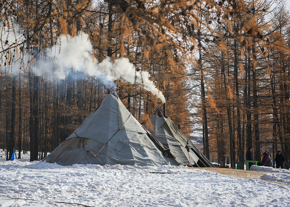 Традиционное жилище цаатанов. Фото Бориса Слепнева 