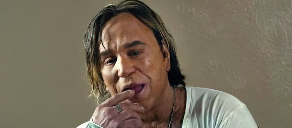 Это не неудачно подловленный кадр - именно с такой физиономией Рурк появляется в боевике «Коммандо»