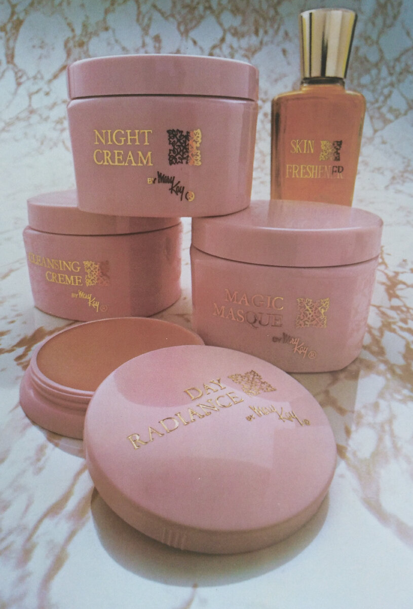 Второй комплект косметики "Mary Kay", ставший первой версией Системы "Основа", запуск состоялся зимой 1970 года