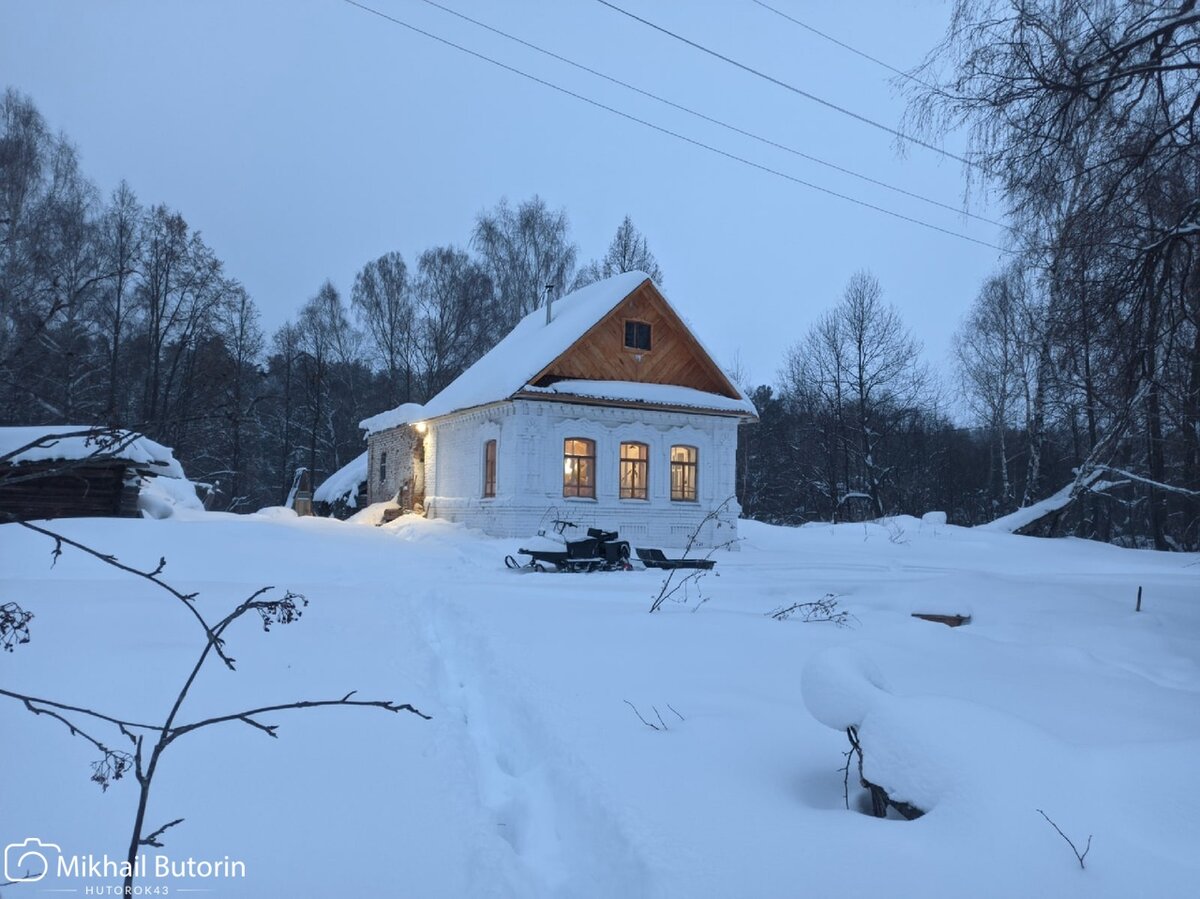 Вид на дом с сада. 
