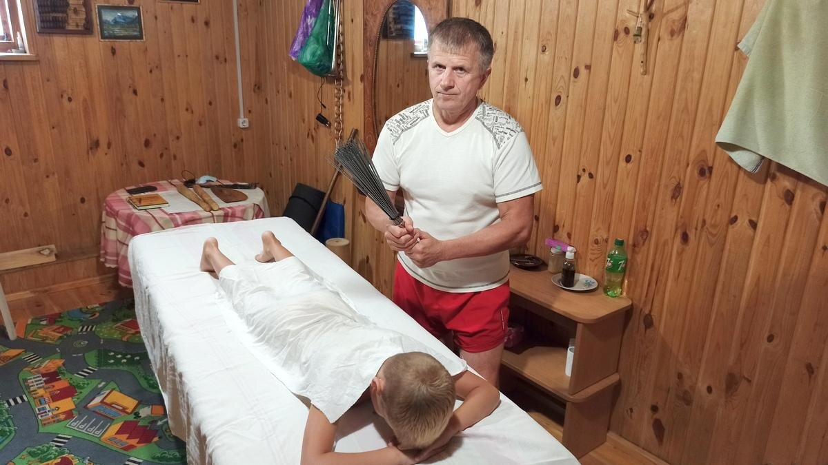 Своих пациентов, мастер потчует порой даосским веником