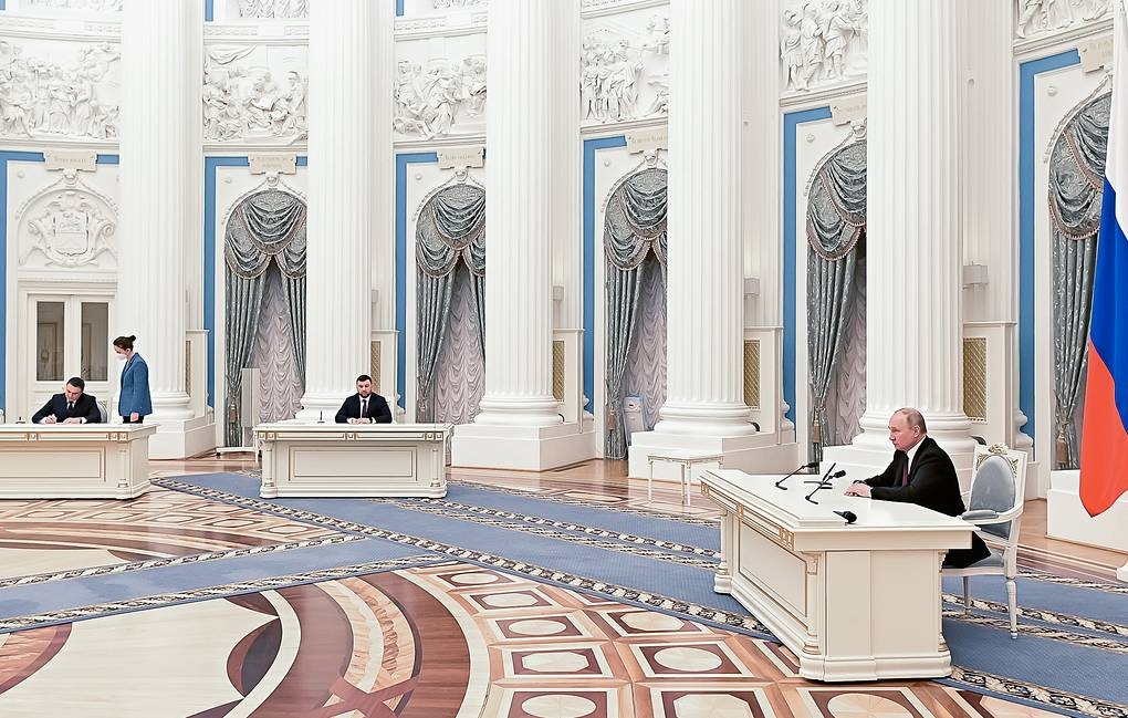 Президент России Владимир Путин на церемонии в Кремле подписал указы о признании Донецкой и Луганской народных республик (ДНР и ЛНР)