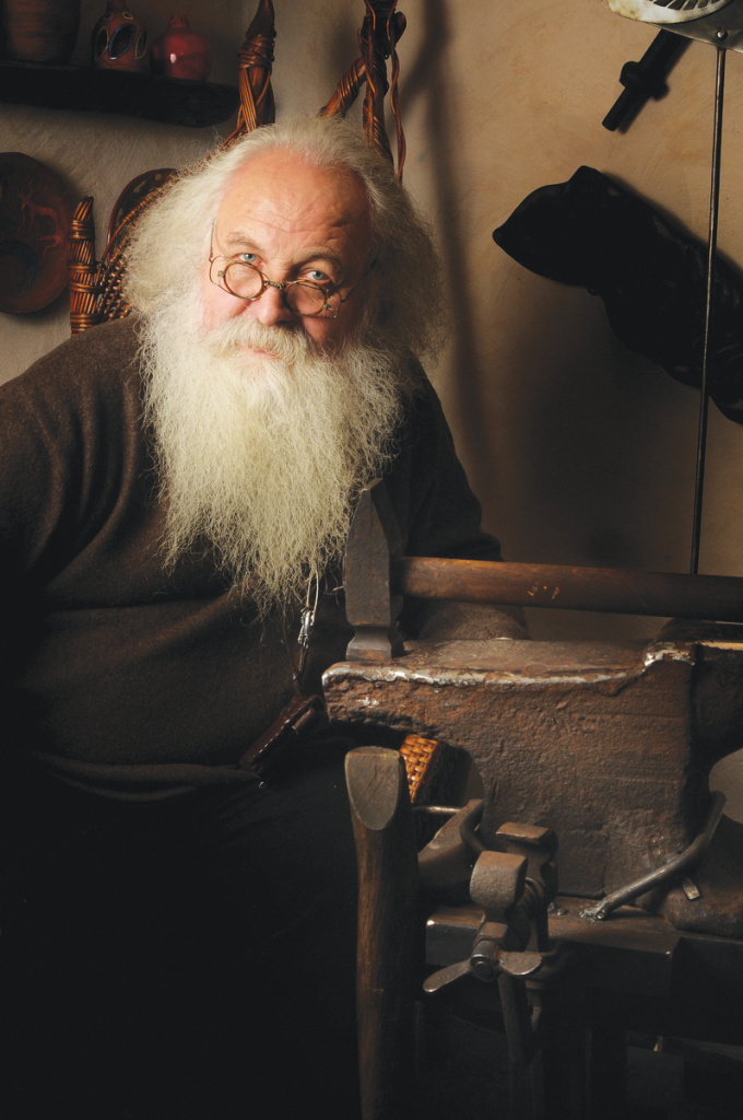 Хранитель народных художественных промыслов Свердловской области, мастер художественной ковки, академик ЮНЕСКО по народным ремеслам. 