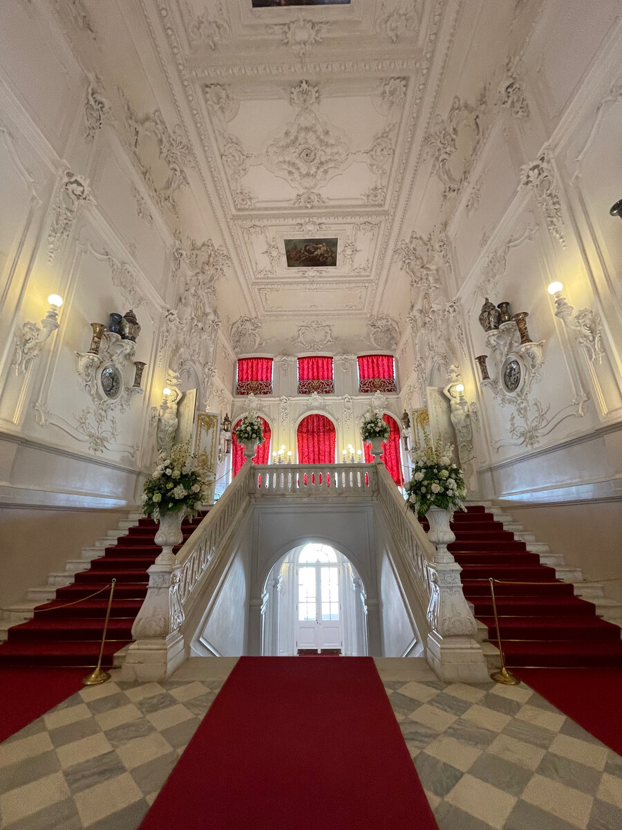 Парадная лестница Екатериниского дворца. Царское село. Парадная лестница находится в центре дворца и была создана при императрице Екатерине II архитектором Ч. Камероном на месте Китайского зала. В 1860–1863 годах лестница была перестроена.
На стенах интерьера лестницы, украшенных лепным орнаментом и скульптурой, размещены декоративные вазы и блюда китайского и японского фарфора 18-19 веков - в память о располагавшемся здесь в середине 18 века Китайском зале.
Дверные проемы обрамляют кариатиды. На площадках лестницы установлены реставрированные мраморные скульптуры «Спящий амур» и «Просыпающийся амур», исполненные В.П. Бродзским в 1860 году.