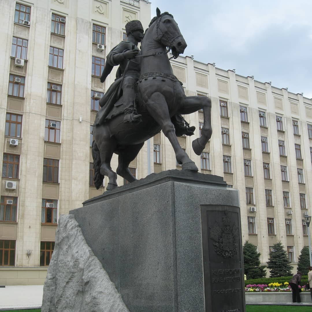 Памятник «Казакам — основателям земли кубанской»