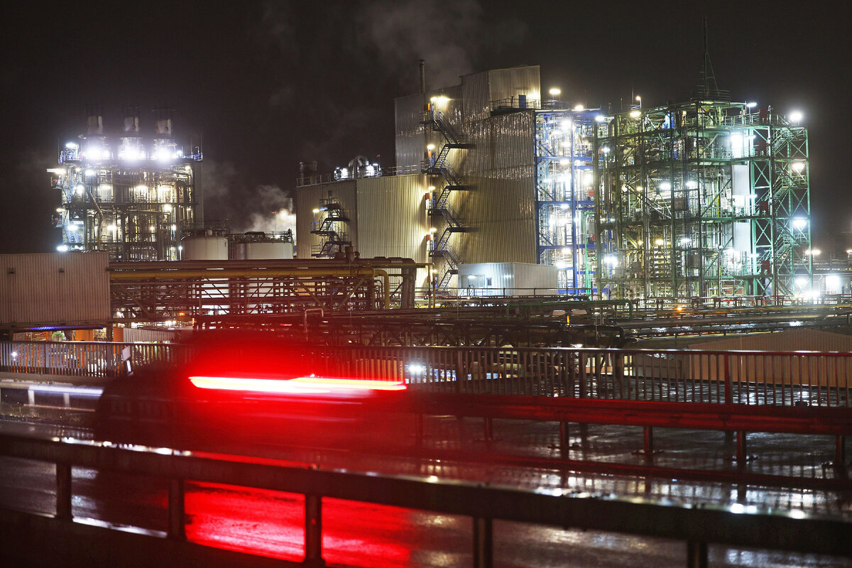 Автомобиль проезжает мимо химзавода в Весселинге. Фото: dpa FOliver Berg/dpa