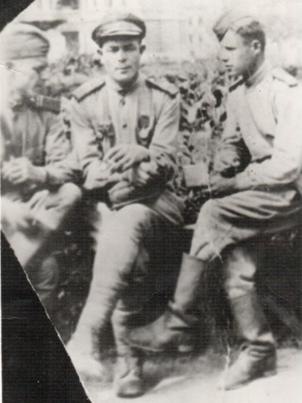 Польдяев Сергей Григорьевич (в центре).