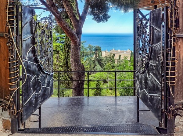 В каждом из нас частица и судьба тех, кто дал нам жизнь  и возможность делать свой выбор и мы сами результат выбора наших  родителей и их родителей. И каждый из них сделал свой выбор в событиях,  которые безусловно повлияли на существование мира, в котором мы теперь  живём. И они живут в нас, пока мы помним о них ... С Праздником!    

Ялта, Крым ...   

  