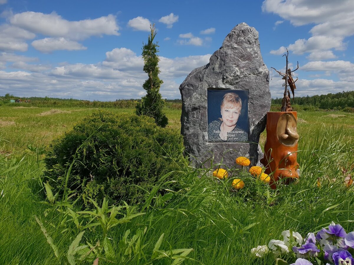 Памятник валун на могилу. Памятник скала глыба валун. Памятник из глыбы. Памятники из камня. Памятники из камня на могилу.