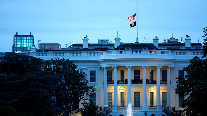 ПРИСПУЩЕННЫЕ ФЛАГИ НАД БЕЛЫМ ДОМОМ В ЗНАК ТРАУРА ПО ПОГИБШИМ УЧЕНИКАМ И УЧИТЕЛЯМ ШКОЛЫ ГОРОДА ЮВАЛД. ФОТО: TING SHEN / GLOBALLOOKPRESS 